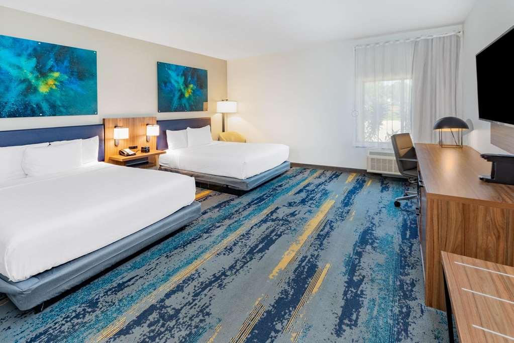 La Quinta Inn & Suites By Wyndham Texas City I 45 Room photo